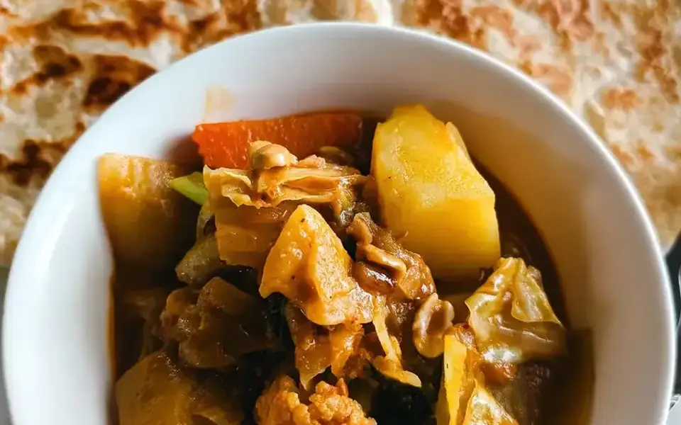 Fatoush with chickpeas, tomatoes, and bread