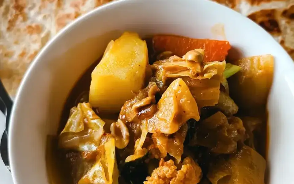 Kik alicha with lentils, cabbage, and injera