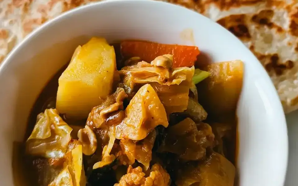 Mercimek with lentils, carrots, and bread